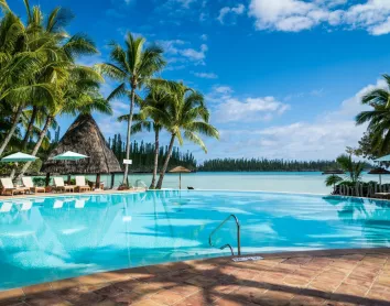 Piscine Méridien Ile des pins vue parasol